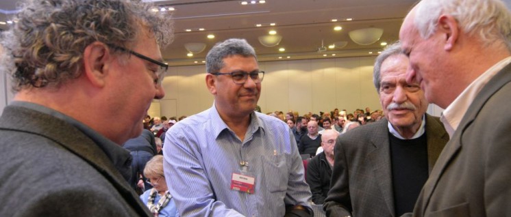 DKP-Vorsitzender Patrik Köbele im Gespräch mit Adel Amer (Mitte), Generalsekretär der israelischen KP, und Ramón Ripoll, Botschafter der Republik Kuba (rechts) (Foto: Tom Brenner)