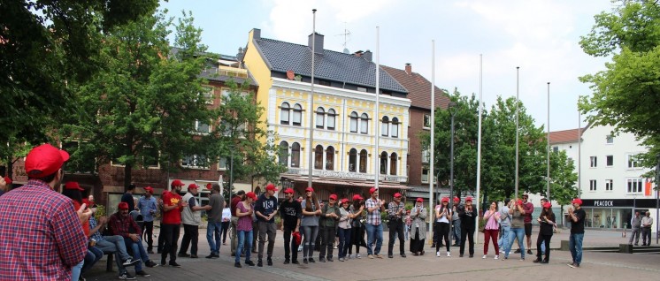 Mahnwache mit Musik: Protest in Gladbeck gegen das Verbot des Grup-Yorum-Konzertes (Foto: DKP)