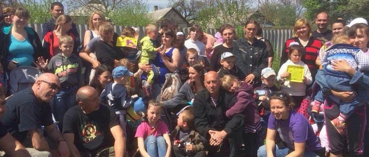 In Gorlovka macht „Banda Bassotti“ schon seit einiger Zeit Soliarbeit. Mütter warteten mit ihren Kindern auf die italienische Ska-Band, um sich bei ihnen persönlich zu bedanken. Am Tag zuvor war Gorlovka von der ukrainischen Armee bombardiert worden. (Foto: Alessandro Carlesso)