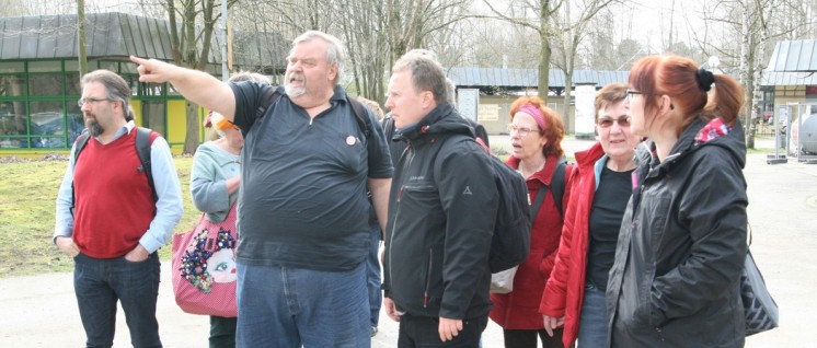 Richtungsweisend: Ulrich Abczynski erläutert den Standort der Hauptbühne (Foto: Werner Sarbok)