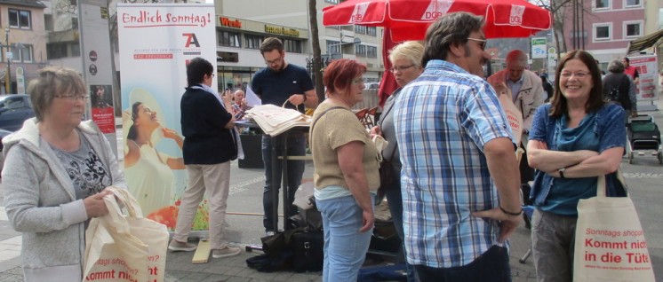 „Sonntags shoppen? Kommt nicht in die Tüte!“ Ideenreicher Protest in Bad Kreuznach. (Foto: Metzroth)