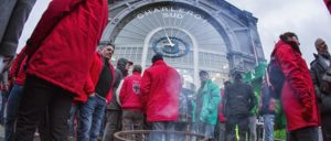 Wollen die Bahn als öffentliche Dienstleistung verteidigen: Verteidigen die Bahn als öffentliche Dienstleistung: Streikende Bahnarbeiter am Bahnhof Charleroi Sud, einem Knotenpunkt im Fernverkehr. (Foto: solidair.org)