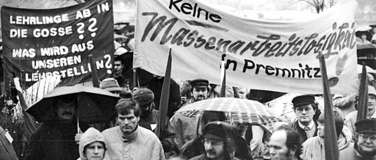 Vor dem Tor der Märkischen Faser AG Premnitz demonstrierten am 12.10.1990 Arbeiter und Angestellte des Werkes für den Erhalt des Industriestandortes. Die Treuhand hatte dem Unternehmen für das 4. Quartal nur einen Teil des beantragten Kredits bewilligt. (Foto: Bundesarchiv, Bild 183–1990-1210–008/Grimm, Peer/CC-BY-SA 3.0)