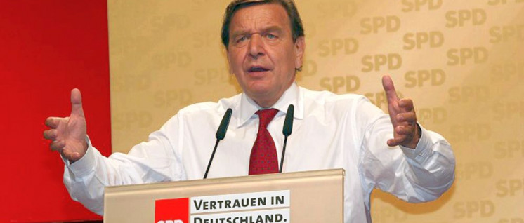 Der damalige Bundeskanzler Gerhard Schröder (SPD): „Wir müssen und wir haben unseren Arbeitsmarkt liberalisiert. Wir haben einen der besten Niedriglohnsektoren aufgebaut, den es in Europa gibt.“ (Foto: gemerinfrei)