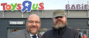 Der „wahre Martin Schulz“ ist gegen Hartz-Gesetze und Agenda 2010, wie hier auf der Aktion für die Betriebsrätin bei Toys‘R‘Us in Wüselen im November 2017. Der echte Schulz blieb dem Kampf um ArbeiterInnenrechte lieber fern. (Foto: Aktion gegen Arbeitsunrecht)