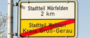 Der grüne Streifen zwischen Mörfelden und Walldorf weckt Begehrlichkeiten. (Foto: [url=https://commons.wikimedia.org/wiki/File:Ortsschild_-_Ortsende_-_M%C3%B6rfelden-Walldorf_-_Stadtteil_Walldorf_-_02.jpg]Norbert Nagel[/url])