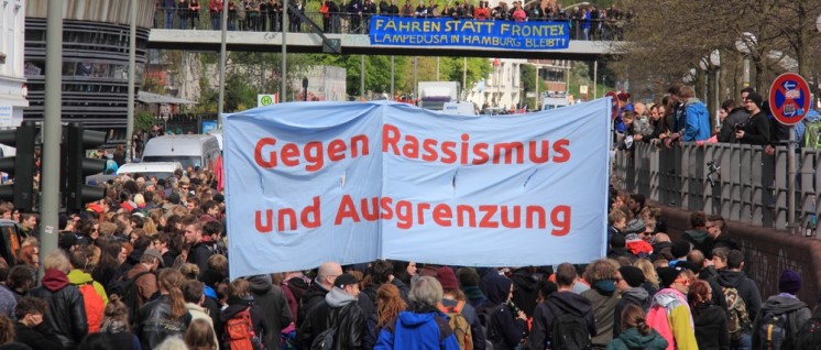Hamburger BürgerInnen fordern Bleiberecht und Bekämpfung der Fluchtursachen. (Foto: Rasande Tyskar/flickr.com/CC BY-NC 2.0)