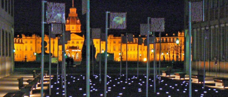 Platz der Grundrechte, Karlsruhe (Foto: [url=https://www.flickr.com/photos/dierkschaefer/8136590451]dierk schaefer/flickr.com[/url])