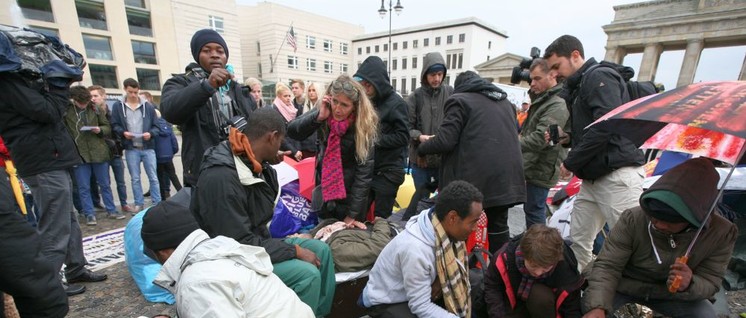 Geflüchtete haben viel durchgemacht, aber sind nicht wehrlos, wie hier 2013 bei einem trockenen Hungerstreik vor dem Brandenburger Tor in Berlin. (Foto: {url=https://www.flickr.com/photos/linksfraktion/10289620763]Fraktion DIE LINKE. im Bundestag / flickr.com[/url])