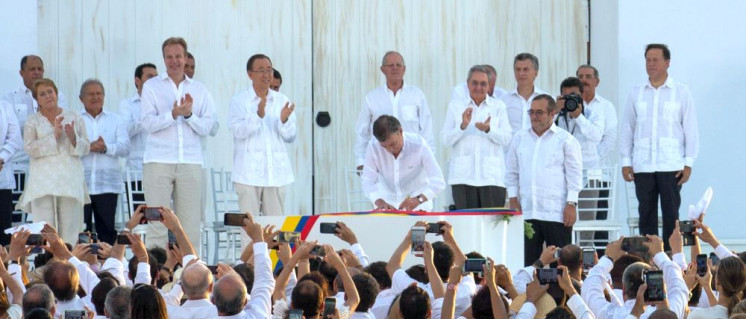 Präsident Santos und FARC-Kommandant Timochenko bei der Unterzeichnung des Friedensvertrages. Für den künftigen Präsidenten steht das Abkommen nun in Frage. (Foto: Bjoern Kietzmann)