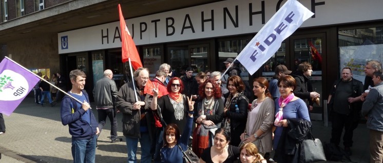 Auftakt auf dem Düsseldorfer Hauptbahnhof am 9. April zur Weiterfahrt nach Köln. Die DKP gehörte zu den Mitunterzeichnern des Aufrufs. (Foto: Bettina Ohnesorge)