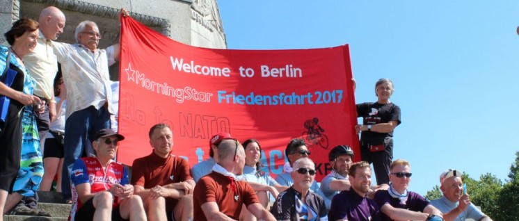 Nach 350 Kilometern im Sattel: Die Friedensradler auf den Stufen des Treptower Ehrenmals. (Foto: M.L.)