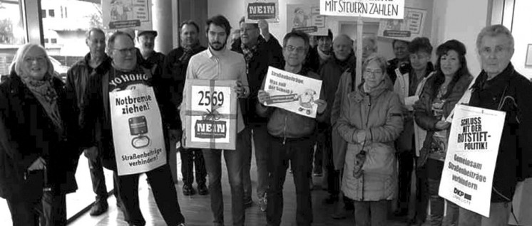 Die Bürgeraktion „Gemeinsam gegen Straßenbeiträge“ in Mörfelden-Walldorf übergab fast 2 600 Unterschriften im Rathaus Walldorf an Bürgermeister Heinz-Peter Becker und den Ersten Stadtrat Burkhard Ziegler. (Foto: Dietmar Treber)