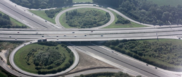 Bald privat und fast leer? (Foto: [url=https://de.wikipedia.org/wiki/Autobahnkreuz_Bielefeld#/media/File:A2_A33_Kreuz_Bielefeld_Luftbild.jpg]Daniel Brockpähler[/url])