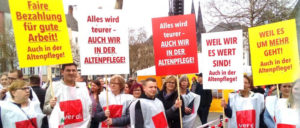 Kolleginnen und Kollegen aus Mönchengladbach am 10. April in Köln. (Foto: Herbert Schedlbauer)