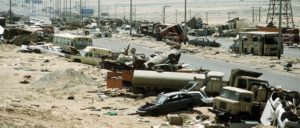 Irak: Zerstörte Fahrzeuge an der Autobahn 80, auch „Todesstraße“ genannt, nach dem zweiten Golfkrieg. (Foto: public domain)