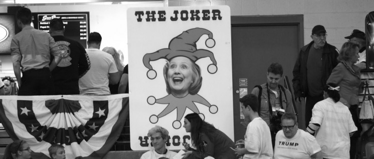 Clinton als Narr bei einer Trumpveranstaltung in Nevada – tatsächlich ist Trump der Joker, mit dem Hillary sich als kleineres Übel präsentieren kann. (Foto: Gage Skidmore/ flickr.com/ CC BY-SA 2.0  | LINK: www.flickr.com/photos/gageskidmore/24614635864/in/photostream/)