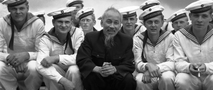 Welthistorisches Individuum, pfiffig und onkelhaft – hier mit Matrosen der DDR-Marine bei einem Besuch im Jahr 1957. (Foto: Bundesarchiv, Bild 183-48579-0009)
