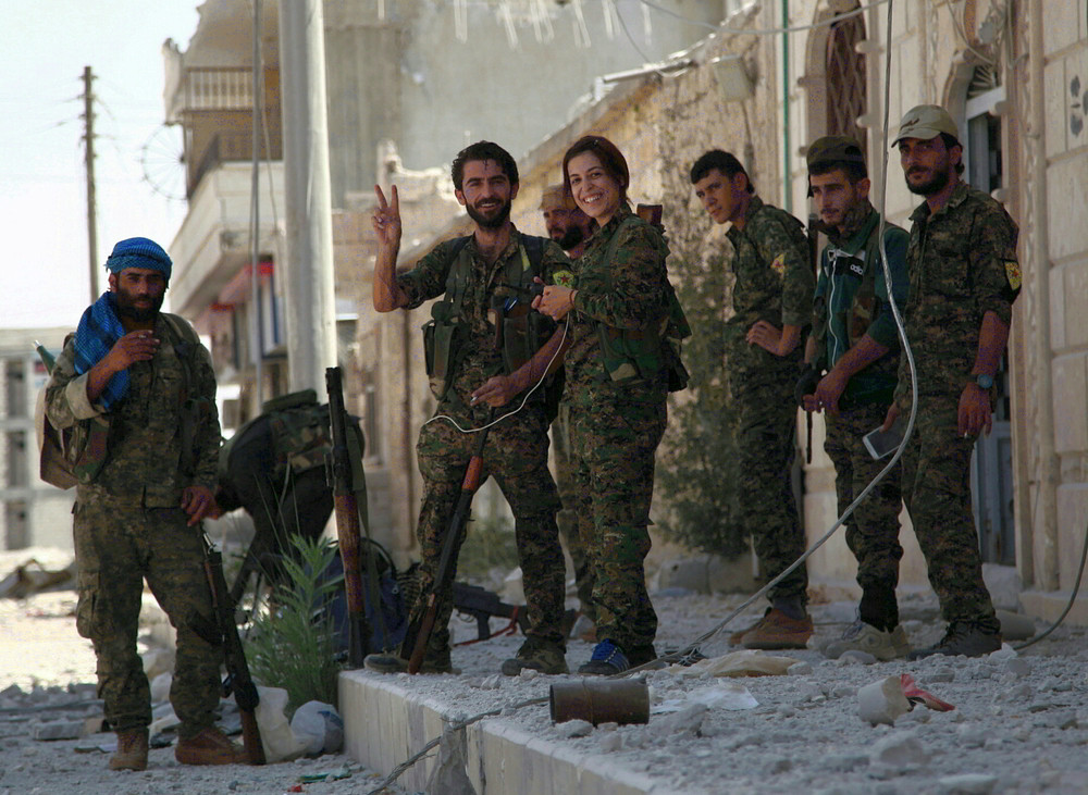Kämpfer und Kämpferinnen der kurdischen YPG