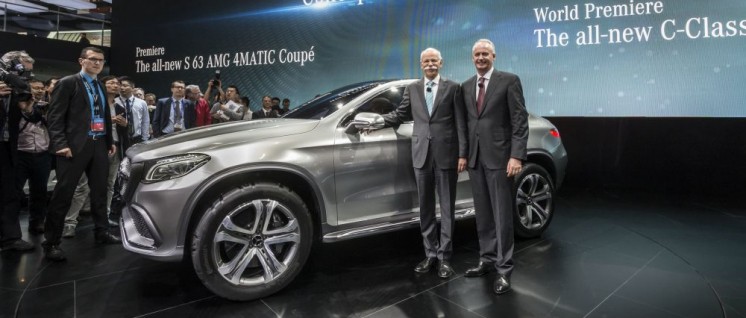 Mercedes-Benz auf der Auto China 2014 in Peking. Der grinsende Schnurrbart ist Dieter Zetsche, Vorstandsvorsitzender der Daimler AG. Neben ihm Hubertus Troska, Vorstandsmitglied der Daimler AG, verantwortlich für China. (Foto: Daimler AG)