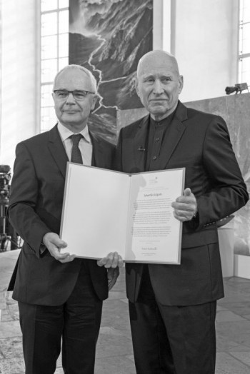 Der Vorsteher des Vereins, Heinrich Riethmüller, mit Sebastião Salgado (r.)