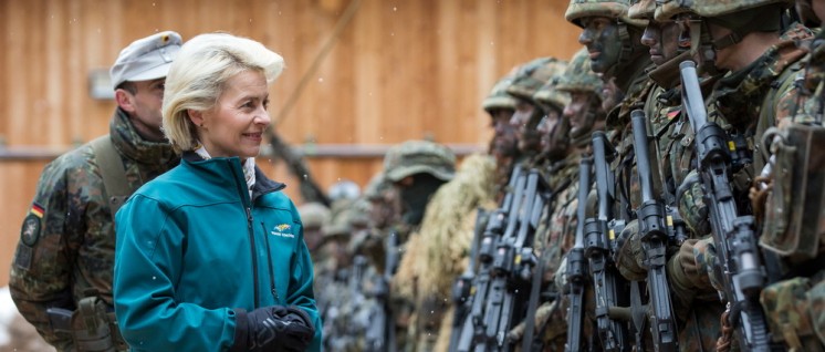 Ursula von der Leyen, besucht die Gebirgsjägerbrigade 23 in der Hohenstaufen-Kaserne in Bad Reichenhall, am 23.3.2016. (Foto: @Bundeswehr/Marco Dorow)