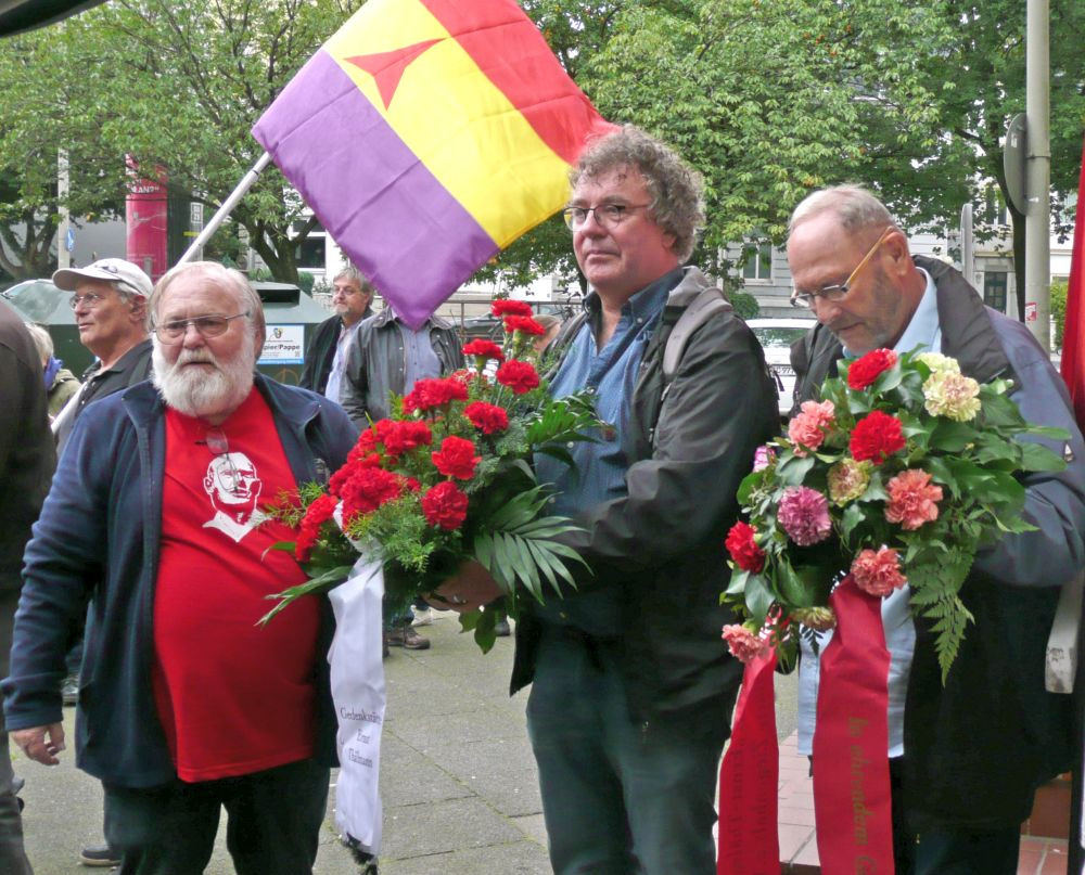 Der DKP-Vorsitzende Patrik Köbele (m.) während der Thälmann-Ehrung