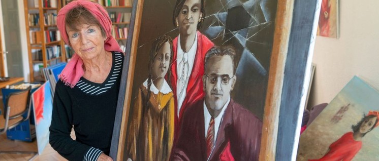 Ula Richter mit ihrem Bild „Familie Schnoog, in Auschwitz ermordet“