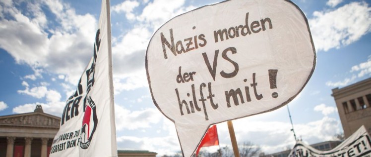 Zeichen der Solidarität mit den Angehörigen der NSU-Opfer – Demonstration am 13. April in München zum NSU-Prozess (Foto: [url=https://commons.wikimedia.org/wiki/File:Zeichen_der_Solidarit%C3%A4t_mit_den_Angeh%C3%B6rigen_der_NSU-Opfer_-_Demonstration_am_13._April_in_M%C3%BCnchen_zum_NSU-Prozess_(8648226044).jpg]Fraktion DIE LINKE. im Bundestag/Wikimedia Commons[/url])