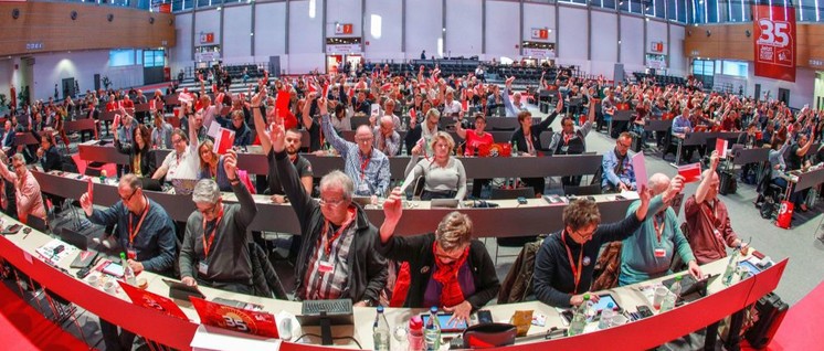 Blick in das Plenum des Gewerkschaftstages der IG Metall. Unübersehbar: die Forderung nach Arbeitszeitverkürzung
                          (Foto: Thomas Range)