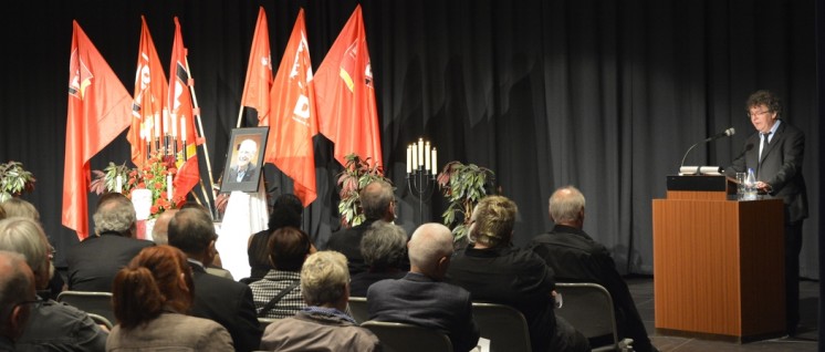 Patrik Köbele, Vorsitzender der DKP, würdigt Robert Steigerwald (Foto: Tom Brenner)