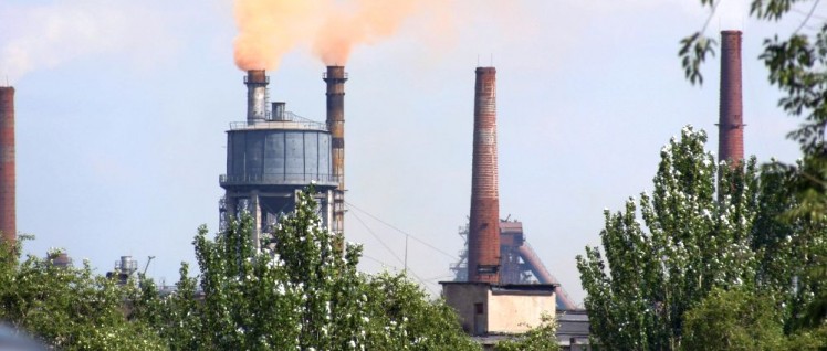 Schwerindustrie in der DVR (Foto: [url=https://de.wikipedia.org/wiki/Donezk#/media/File:Donezk_Schwerindustrie_rauchender_Schornstein.jpg]Sven Teschke/Wikimedia Commons[/url])