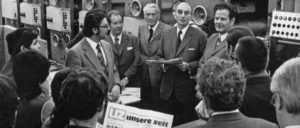 1973: Die UZ erscheint zum ersten Mal als Tageszeitung. Das feiern Georg Polikeit, Hermann Gautier, Max Reimann, Kurt Bachmann und Herbert Mies (v. l. n. r.) mit den Kolleginnen und Kollegen der Druckerei Plambeck in Neuss. (Foto: UZ-Archiv)