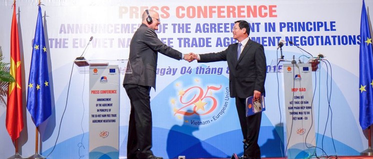 Feierlicher Handshake bei der Pressekonferenz nach der Unterzeichnung des Freihandelsabkommens. (Foto: Eurochamvn.org)