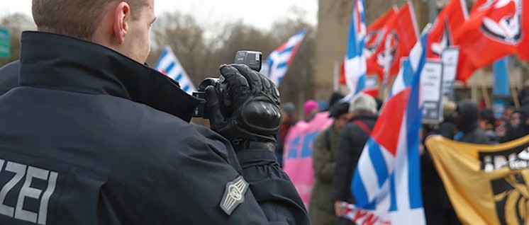 Unter Beobachtung mit falscher Begründung: VVN-Protest in Dresden (Foto: [url=https://commons.wikimedia.org/wiki/File:Anti-Nazi-Demonstration_in_Dresden_2012-02-18_(02).jpg]Libertinus rebelArte[/url])