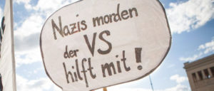 Man ahnte es schon auf der Demo zum Prozessbeginn 2013 in München. (Foto: [url=https://commons.wikimedia.org/wiki/File:Zeichen_der_Solidarit%C3%A4t_mit_den_Angeh%C3%B6rigen_der_NSU-Opfer_-_Demonstration_am_13._April_in_M%C3%BCnchen_zum_NSU-Prozess_(8648226044).jpg]Fraktion DIE LINKE. im Bundestag/Wikimedia Commons[/url])