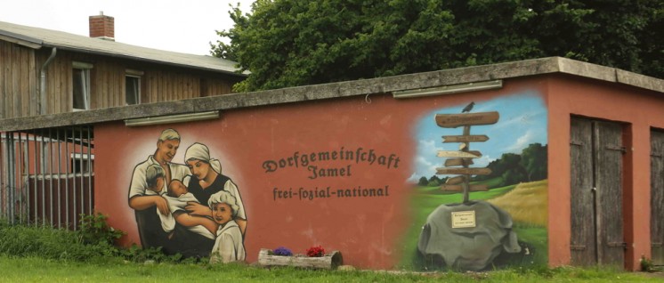 „Dorfgemeinschaft Jamel – frei, sozial, national“: Die NPD ist nicht so unbedeutend, wie das Bundesverfassungsgericht behauptet. Gerade auf dem Land ist sie eine Stütze der Nazistrukturen. (Foto: [url=https://www.flickr.com/photos/133073376@N08/20079606153]Oliver Weber[/url])