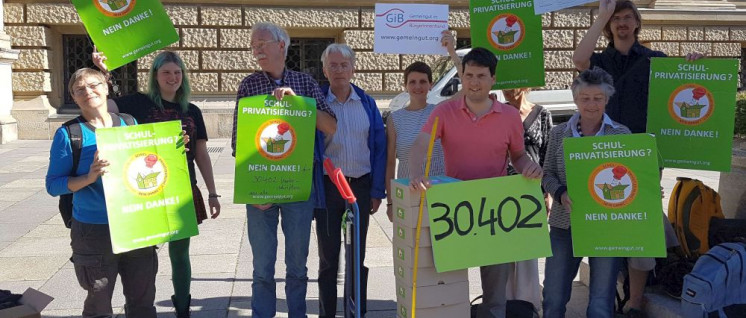 30 402 Unterschriften sammelte die Volksinitiative „Unsere Schulen“ in Berlin. (Foto: gemeingut.org)