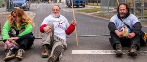 Ernst-Ludwig Iskenius (Mitte) bei der Blockade-Aktion (Foto: atomwaffenfrei.jetzt)