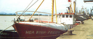 Um Jugendliche in Vietnam in der Fischerei ausbilden zu können, startete die SDAJ das Projekt Hoa Binh. Im August 1988 traf das Schiff der SDAJ in Vietnam ein.  (Foto: UZ-Archiv)