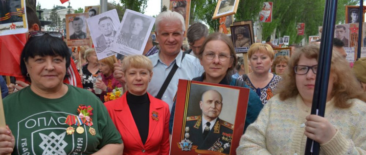 UZ-Autorin Renate Koppe mit dem Bild des Marschalls der Sowjetunion Iwan Stepanowitsch Konew (dritte von links)