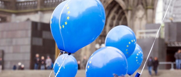 Der Puls Europas vor dem Kölner Dom (Foto: [url=https://it.wikipedia.org/wiki/File:PulseOfEurope_Cologne_2017-02-19-9903.jpg#/media/File:PulseOfEurope_Cologne_2017-02-19-9871.jpg]Raimond Spekking[/url])