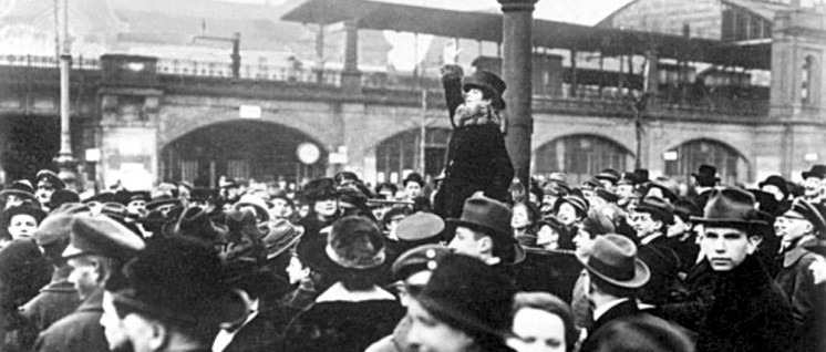 Scheinbar ist es friedlich: Agitation für die Wahl zur Nationalversammlung 1919. Die Schauspielerin Senta Söneland, eine Kämpferin für das Frauenwahlrecht,  wirbt  am Bahnhof Zoo in Berlin für die Wahl zur Nationalversammlung. (Foto: [url=https://commons.wikimedia.org/wiki/Category:Reichstag_elections_1919?uselang=de#/media/File:Bundesarchiv_Bild_183-18594-0048,_Werbung_f%C3%BCr_die_Wahl_zur_Nationalversammlung.jpg]Bundesarchiv, Bild 183-18594-0048 / Gircke, W.[/url])