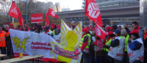 Bei dem Warnstreik der Gebäudereiniger vor Daimler in Stuttgart erhielten die Kolleginnen und Kollegen Unterstützung von der IG Metall. (Foto: Christa Hourani)