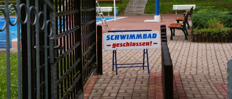 Charakteristisch für die Finanznot unserer Städte und Gemeinden: Geschlossene Schwimmbader, Bibliotheken und andere öffentliche Einrichtungen treffen die Lebensinteressen von Bürgern und Beschäftigten. (Foto: R_B_by_Karl-Heinz Laube_pixelio.de)