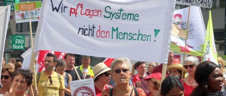 Mit dabei für Entlastung: Beschäftigte aus der Altenpflege bei der Pflege­demonstration in Düsseldorf im Juni 2018 (Foto: Werner Sarbok)