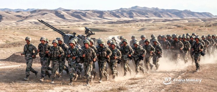 Chinesische Soldaten bei einer Übung (Foto: Zhang Zhongchou and Xu Tianyang)