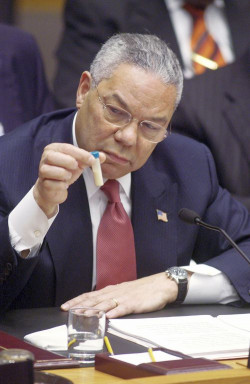 US-Außenminister Colin Powell war beim UN-Sicherheitsrat als Märchenerzähler beliebt. Das Bild zeigt ihn, während er seine Geschichte von irakischen Waffenprogrammen vorträgt (5. Februar 2003).