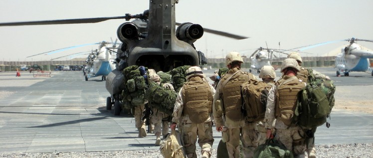 US-amerikanische Truppen auf dem Weg zum Einsatz (Foto: U.S. Navy, Lt. Richard L. Li, 090421-N-1139L-003)