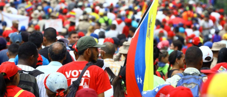 Die Venezolaner strömten zum Präsidentenpalast Miraflores, um ihn gegen die Putschisten zu verteidigen. Auch die Maidemonstrationen wurden zu Kundgebungen gegen den Putsch. (Foto: PSUV)